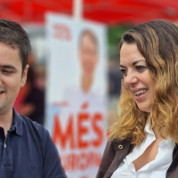 La candidata socialista per Barcelona, Laura Ballarín, demana el vot al mercat setmanal