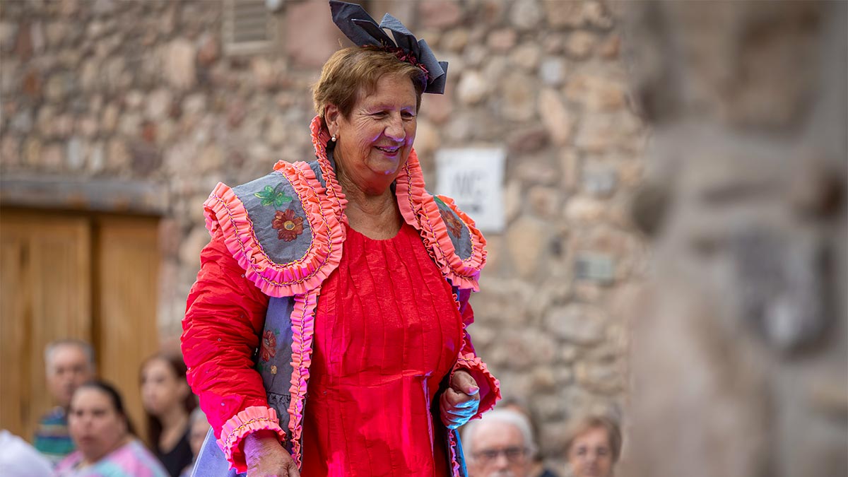 <i class='fas fa-caret-right fa-lg' ></i>Desfilada de vestits de paper © M Monfort