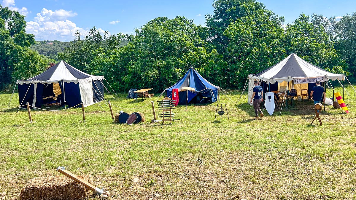 <i class='fas fa-caret-right fa-lg' ></i> Mercat medieval:edició 2025