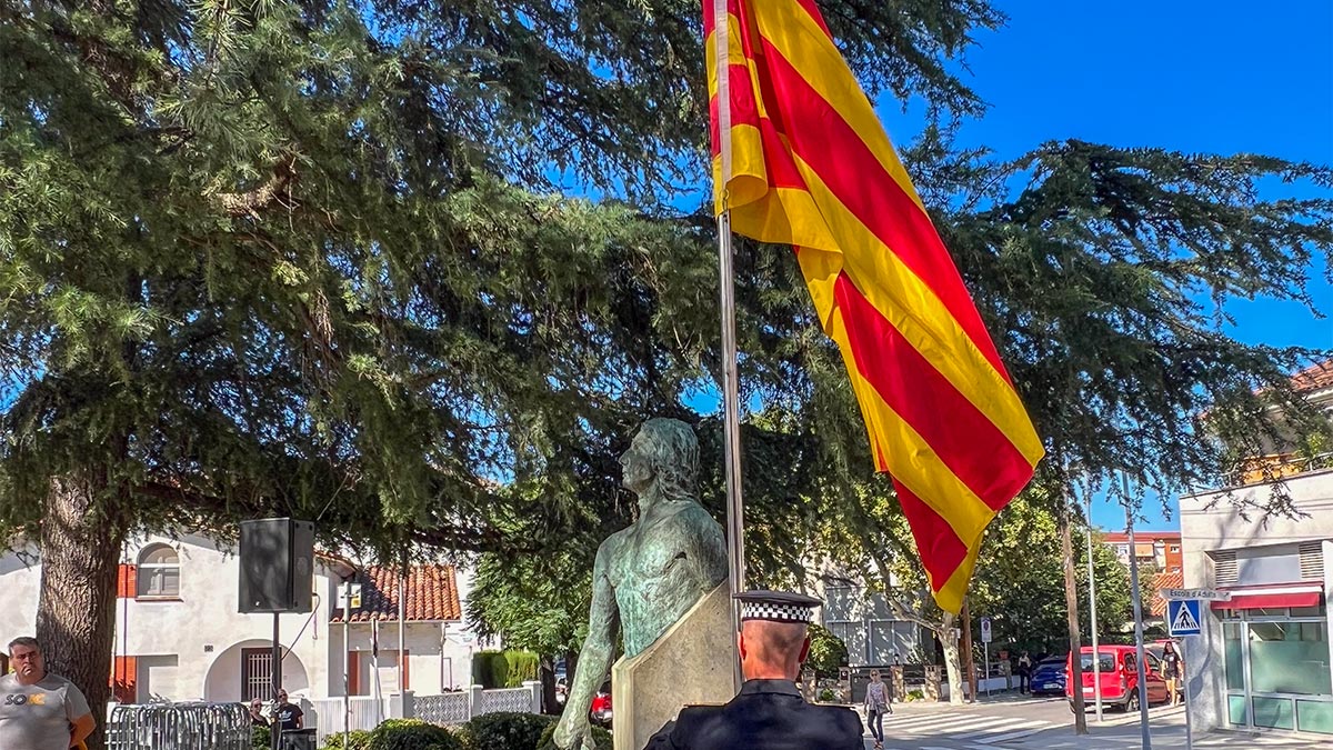 <i class='fas fa-caret-right fa-lg' ></i> Diada - Senyera:hissada