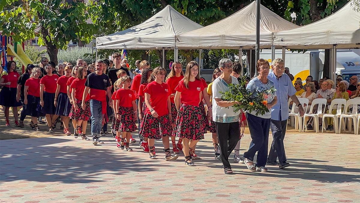 <i class='fas fa-caret-right fa-lg' ></i> Diada - Ofrena Floral - Colles de Ball de Gitanes de PsiP