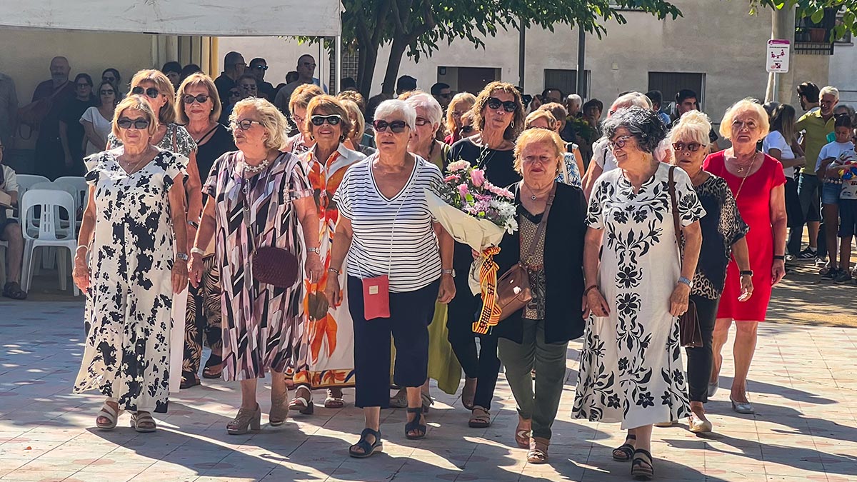 <i class='fas fa-caret-right fa-lg' ></i> Diada - Ofrena Floral - Associacio de Dones per les Dones de Palau
