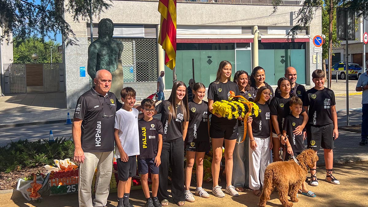 <i class='fas fa-caret-right fa-lg' ></i> Diada - Ofrena Floral - Hoquei Club Palau