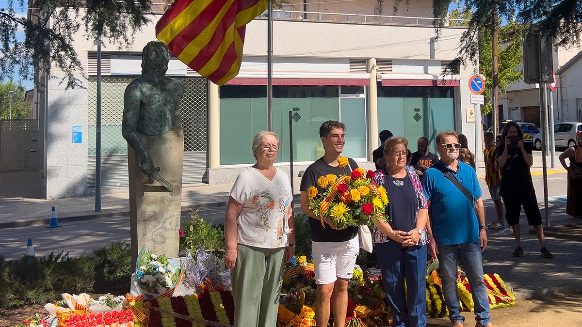 <i class='fas fa-caret-right fa-lg' ></i> Diada - Ofrena Floral - Associacio teatral Farrigo Farrago