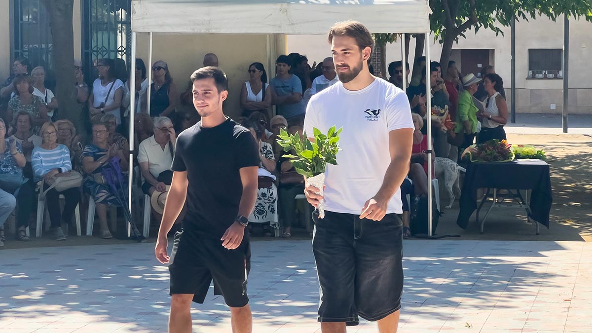 <i class='fas fa-caret-right fa-lg' ></i> Diada - Ofrena Floral - Associació Juvenil Parkour Palau